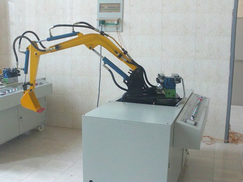 現（xiàn）代挖掘機220LC液